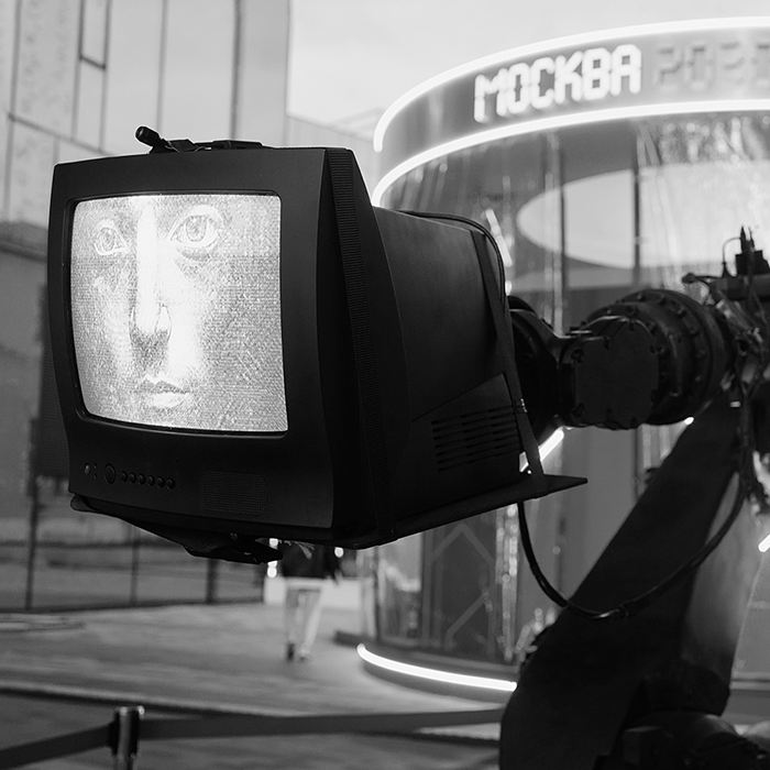 Знакомьтесь, Толик v.3 – интерактивная инсталляция c AI-механиками (ч/б)